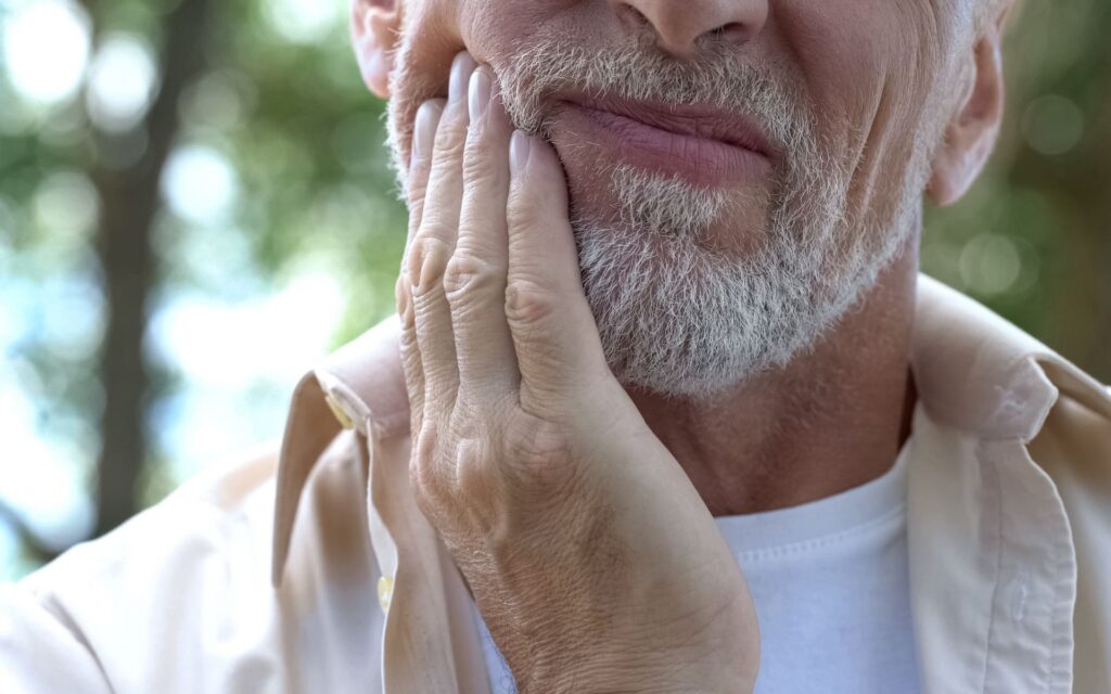 Piccoli fastidi e dolori iniziali durante la guarigione post intervento dell'impianto dentale