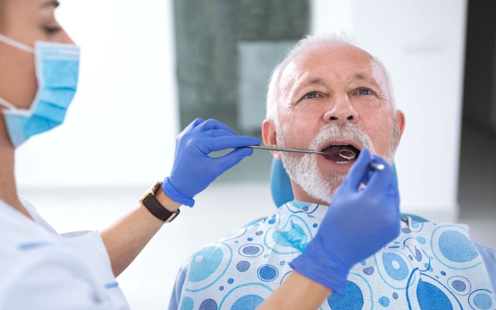 Effettuare controlli periodici e pulizie professionali aiuta nella manutenzione degli impianti dentali