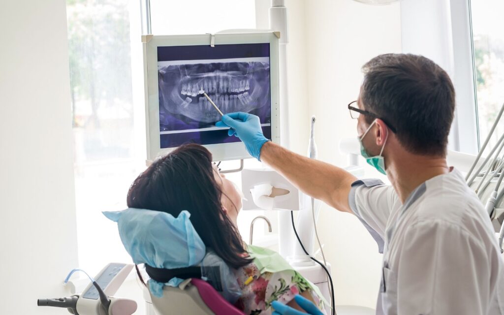 Una valutazione approfondita iniziale è importante prima di eseguire un impianto dentale